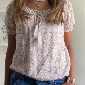 Jättefin blus - köpt av en annan på plick jag har aldrig använt den men skicket tycker jag ser bra ut. 