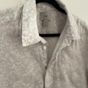 Kortärmad skjorta - Kortärmad skjorta från H&M. Bra skick, hör av er vid funderingar!