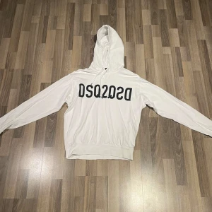 Dsquared2 hoodie - Säljer denna dsquared2 hoodien i storlek S. Tröjan är knappt använd och har inga skador. Nypriset ligger på 3500kr, priset kan sänkas vid snabb affär!!
