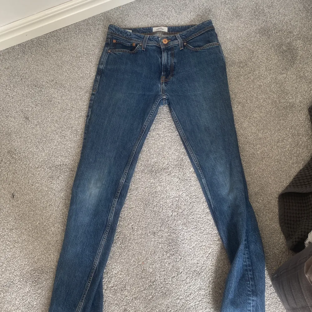 Feta Jack and jones jeans. Har använt dom 1 gång då jag pröva dom. Skicket är 10/10 då det inte är någon fläck eller något annat som syns på jeansen.. Jeans & Byxor.