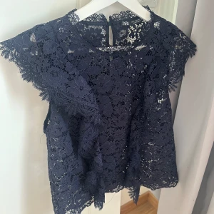  Blå spetsblus  - Säljer denna superfina blå spetsblusen från Zara i storlek S, den är i superbra skick och endast använd några fåtal gånger💞