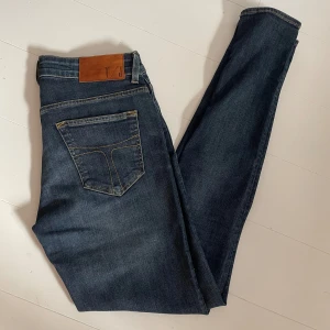 Tiger of sweden jeans - Hej! Säljer dessa slimfit jeans från tiger of sweden. Det är storlek 30/32 slight, men skulle säga att dom oxå passar som 29/32 evolve. Han på bilden är 175 och väger 60. Hör av er vid frågor!