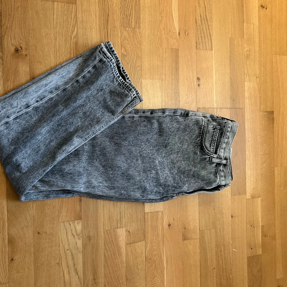 Säljer ett par Lee West jeans i storlek W33 L34 och är använda en gång. Jeansen är i bra skick. Nypris 1200. Jeans & Byxor.