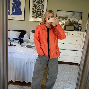 Orange skinnjacka  - Leopard print inuti. Jättebra kvalitet, läder!!! Köpt vintage men jättebra skick!! 