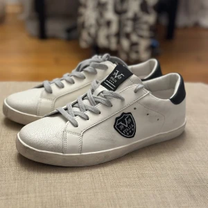 Nya skor 19v69 Italia by Versace - Säljer helt nya skor från 19v69 Italia by Versace i storlek 43. Aldrig använda så i perfekt skick. Nypris  2700. Prisförslag 1450. 