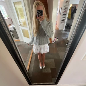 Blommig Zarakjol - Superfin kort kjol från Zara. Köpt för några år sen men bara använd ett fåtal gånger. Är i nyskick. Jag är ca 175