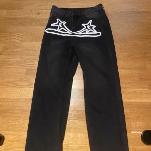 Y2K Jeans - Längd: 102 cm Bredd: 34 cm Benbredd: 21 cm