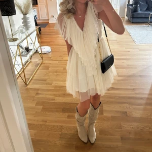 Ida Sjöstedt Klänning - (Intressekoll!!!) världens finaste klänning från Ida Sjöstedt🥹❣️ säljer endast vid bra bud, den är som ny, nypris 4500🤍