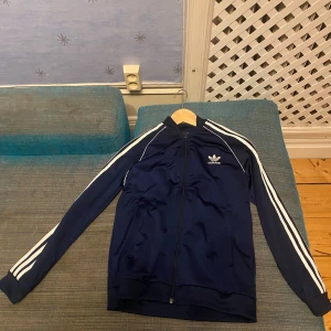 Adidas hoodie SST - Adidas sst hoodie mörkblå 