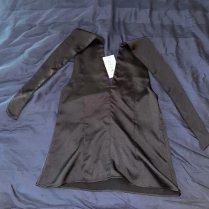 Festtopp från NA-KD - Har inga bilder med den på då den var för liten. Tryck på köp nu! Oanvänd med prislappen kvar på!💞 