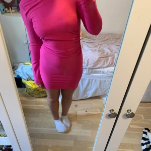 Rosa klänning  - går ner till knäna ungefär! helt ny med lappen kvar! 