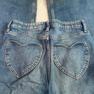 Flared jeans - Jättefina jeans från h&m! Säljer dem för dem används inte. Högmidjade jeans jag försökte sy om till lågmidjade men sen så sydde jag dem hög igen, synns inte jättemycket när byxorna är på💕