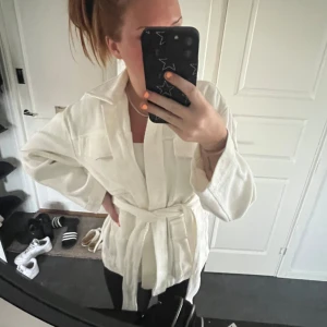 Vit jacka - Jätte fin vit jacka som aldrig är använd, går både att knäppa ihop eller bara knyta, väldigt bra skick då den aldrig använts, pris går att diskutera:)))