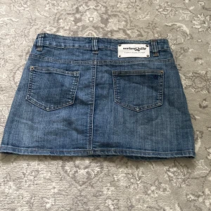 kort jeanskjol  - säljer denna fina jeans kjol från Serious Sally 💓