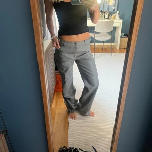 Low waist läder byxor - Så snygga vida low waist läderbyxor från nakd 