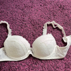 Oanvänd bh - HELT oanvänd bh i spets. Strl 70A. Pris diskuterbart. 