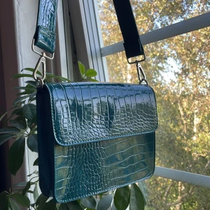 Hvisk väska - Så snygg väska från Hvisk! Perfekt färg nu till hösten. Endast använd en gång så den är som ny! 