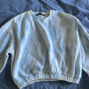Tiedye hoodie o tröja - Båda är croppade, grå/blåa. Båda är stolek M. Sparsamt använda o inga defekter 