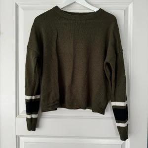 Stickad tröja 🐢 - Mörkgrön stickad tröja med detaljer på ärmarna, väldigt fin till hösten!   - Köpt på ASOS - Storlek L men passar även S/M! 