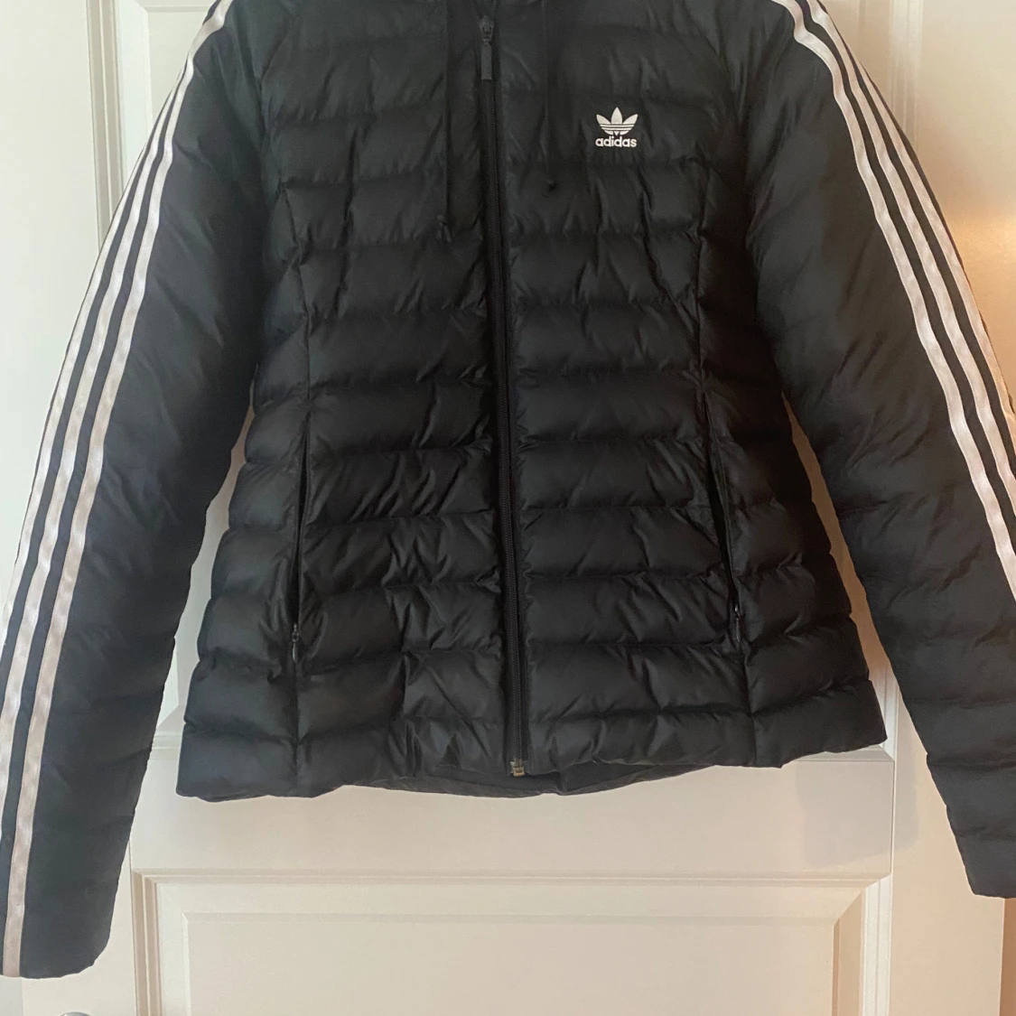 Säljer min Adidas slum jacket då den inte har kommit till användning 😊 Skulle säga att den är en höst/vår jacka, eller vinterjacka om man inte är så frusen hahah. Fint skick, inga skavanker. Tvättar såklart innan frakt om så vill. Köpt för ca 900. - 92