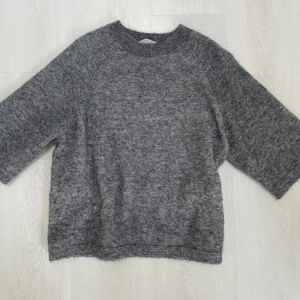 Grå stickad tröja - Tröja från other stories i gott skick, storlek xs