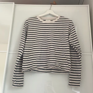 Svant randig tröja  - En tröja från Lindex med svara ränder med en liten vit beige bakgrund  Skriv för fler bilder