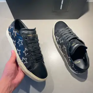 ‼️VI TAR EJ BYTEN‼️ Saint Laurent (SL06) sneakers ⭐️ | Skick: 9,5/10 | Storlek 41 fits 42 |  Skopåse & kort ingår | Fraktar inom 24H efter köp, på köparens bekostnad 📦 | Hör av dig vid minsta fråga eller fundering 💭