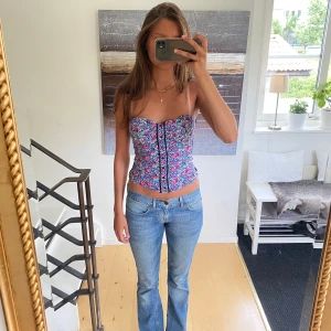 Korsett topp - Blommig korset topp! Toppen har inlägg i sig (som man även kan ta ut) som gör att man inte måste ha bh under. Den sitter bra uppe då den har en ”silikon rand” se sista bild. Den är väldigt stretchigt!! En liten söm har gått av, se sista bild!❤️🌸