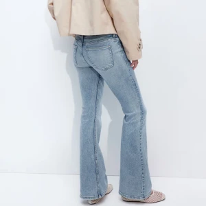 Låga jeans - Blåa lågmidjade jeans från hm, små i storleken och helt slutsålda på hemsidan!