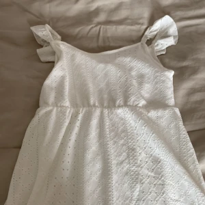 Klänning - Säljer nu en fin klänning från hm i 134/140! Väldigt fint skick och endast testad på 