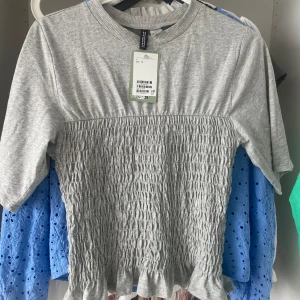 Smockad hm t shirt - Säljer min helt nya smockade t shirt från HM i storlek S då jag inte får användning för den. 190kr+frakt!💕💕