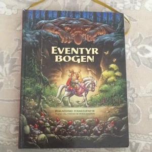 Eventyr bogen  - berättade av Peter Madsen. Boken är i gott skick fast liten skada som ni ser på sista bild.textat är på danska (tror jag ) det är många sidor 197 .det stor och tjock bok med härligt bilder . Storlek på höjd : 30cm .bred:23cm