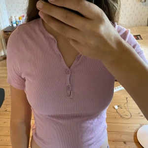 Rosa blus med knappar - Använd några gånger men väldigt bra skick!