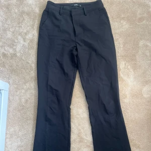 Wilma kostymbyxa - Kostymbyxa från Bikbok som har använts men är i bra skick! 🌟