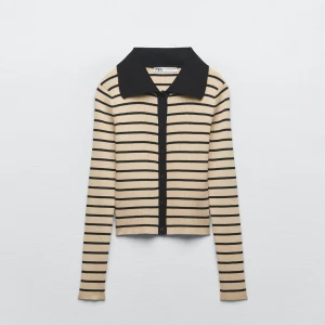 Långärmad topp/kofta Zara - Superfin randig topp från zara. Sparsamt använd och i väldigt fint skick. Ribbat material, har knappar så den går att ha som kofta oxå🩷