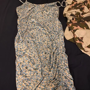 Klänning  - Jätte fin blå blommig klänning!! Jätte fin färg och jätte bekväm. Använder inte längre