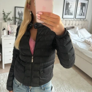 Moncler Jacka - Lägger up min jacka igen! Säljer min fina moncler jacka i modellen LANS. Inga defekter❤️Säljer på grund av att jag tröttnat och vill köpa en cardigan. Storleken är 0 vilket motsvarar Xs. Äkta och möts up❤️Skriv gärna vid intresse! 