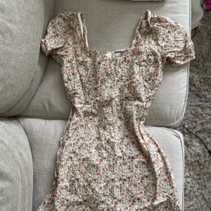 Blommig klänning - Blommig klänning från nakd💓 saknas storlek men skulle uppskatta M☺️