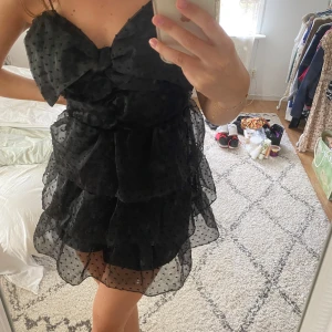 Svart klänning med rosett - Assnygg klänning med rosett där fram💓 