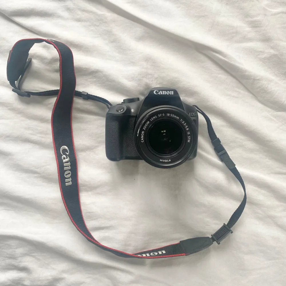 Säljer min Canon kamera som jag köpte för några år sedan. Knappt använd men en repa vid sidan av linsen (se bild 3) linsen är däremot som ny! Batteri samt laddare ingår 👍🏽Nypris ca 3700kr. Säljes för 1500.. Muu.