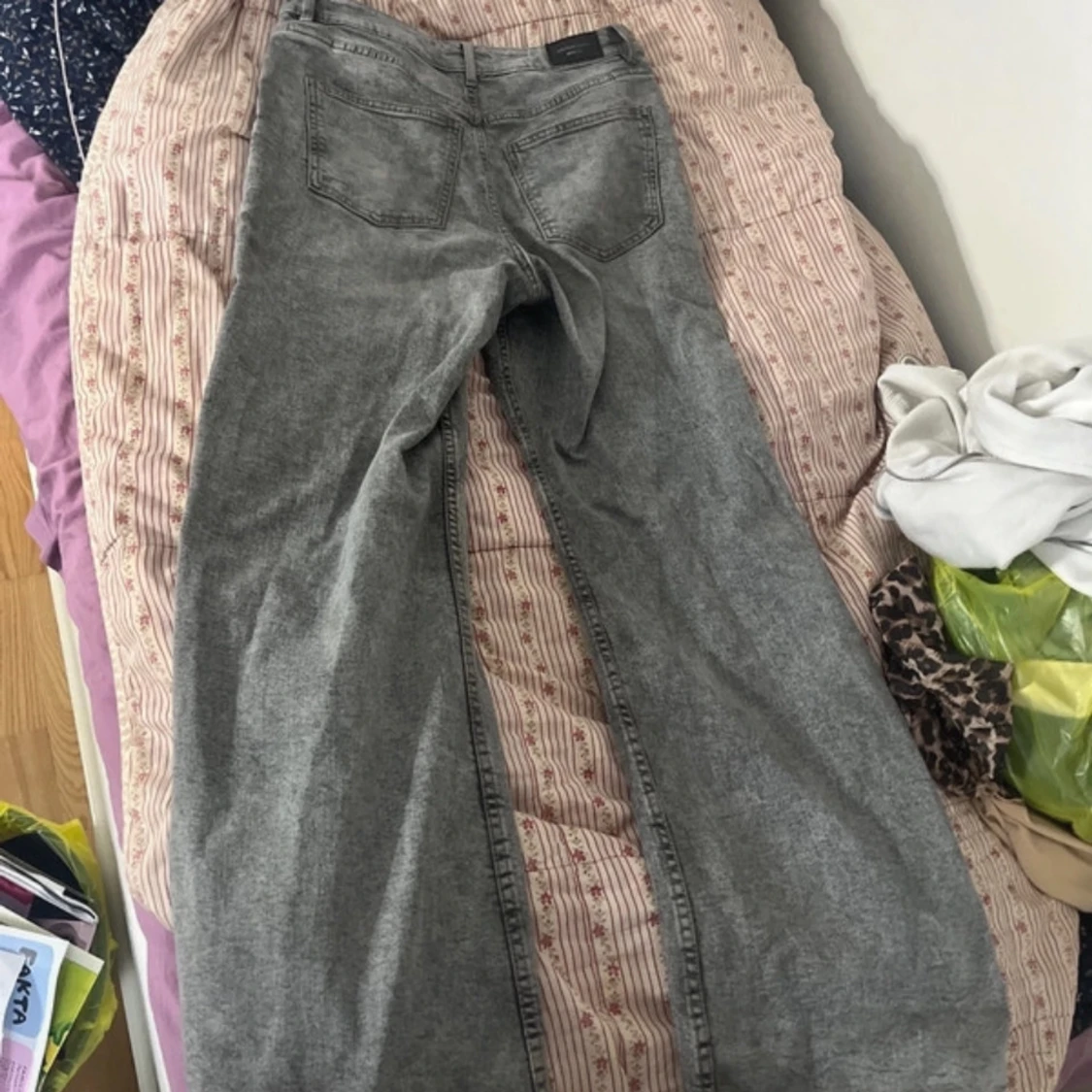 Grå jeans från Gina Tricot - 91