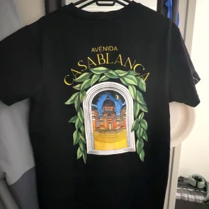 Casablanca t shirt - En riktigt fet t shirt från Casablanca i storlek m. Säljer pga att den tyvärr är för stor för mig och vill bli av med snabbt. Använd Max 1 gång och tvättad 1 gång. Tveka inte på att höra av dig om du har frågor😉
