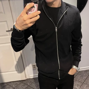 Svart cardigan från Jack & Jones - Jag säljer min helt nya stickade hel zip tröja från Jack and Jones. Den är aldrig använd och prislappen sitter kvar och nypris är 600kr. Den är i storlek S. Kom gärna med prisförslag!!