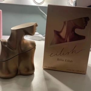 Billie Eilish parfym - Originalpris: 920kr❤️ Säljer min billie parfym i största storleken, 100 ml då jag inte använder den så mycket längre. Den är använd som man kan se på bilden, men det är mycket kvar i flaskan.❤️ Priset kan diskuteras!❤️