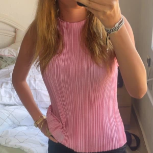 Rosa ärmlös festtopp - Snygg rosa ärmlös topp med en fin rosa glitterig färg som är super fin i både vardagen och på fest och fina middagar. Tröjan är köpt på MQ i sommars och kom bara till andvändning 1 gång då rosa inte faller mig i smaken eller står fint på mig💕