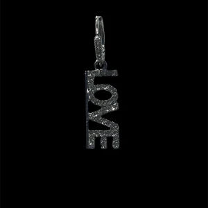 Silverfärgat örhängen i par  LOVE - Snyggt silverfärgat hängsmycke med texten LOVE i glittrig design. Perfekt för att ge en personlig touch till ditt halsband eller armband. Enkelt att fästa med en liten ögla.