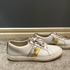 Vita sneakers från Ralph Lauren - Vita sneakers från Ralph Lauren använt få gånger 