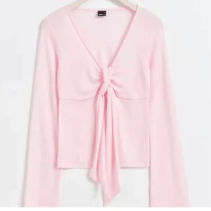 Rosa långärmad topp med knyt - Säljer en söt rosa långärmad topp från gina tricot, säljer pga dem inte kommer till användning❤️