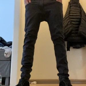 REPLAY Anbass  - Ett par riktigt feta Replay anbass jeans, använda ett fåtal gångar🔵 Storlek 32🔵 Kom privat vid några funderingar🔵 pris kan såklart diskuteras vid snabb affär🔵