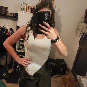 Mintgrön  ärmlös linnetopp - Säljer en stilren mintgrön ärmlös linnetopp. Perfekt för varma dagar eller som ett basplagg i garderoben. Enkel och mångsidig design.